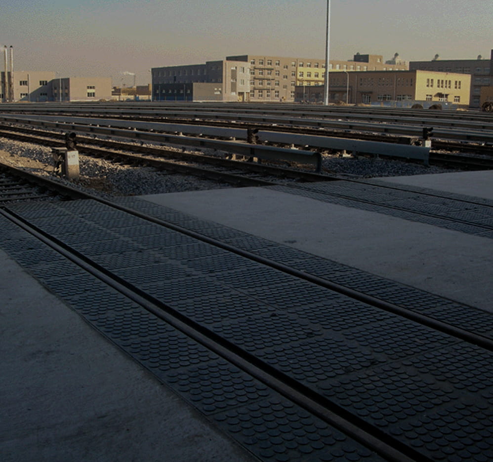 Rubber crossing plate